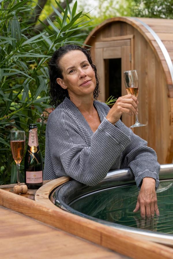 Escale Rochelaise B&b, Bain Nordique Et Sauna Tonneau Couette-café